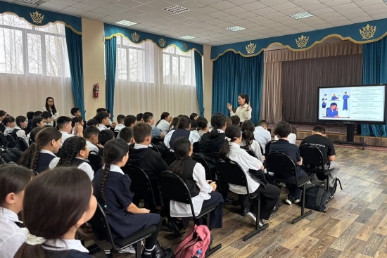 Бүгінгі күні мектеп психологы Мергенова Ж.С және әлеуметтік педагогы Шынтеміров Е.Ғ 5-7 сынып оқушыларымен «Заң және тәртіп» акциясы аясында оқушының міндеттері, мектептің ішкі тәртібі мен ережелері, заң нормалары, буллинг, кибербуллинг тақырыптарында түс